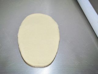 5、吐司面包,取一面团，擀成椭圆形