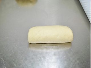 6、吐司面包,翻面后轻轻卷起