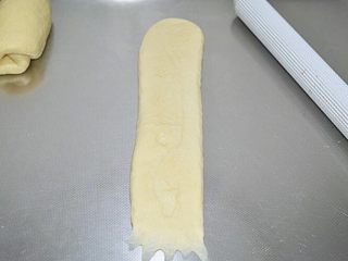 8、吐司面包,松弛好后擀开成长条，翻面后底部压薄