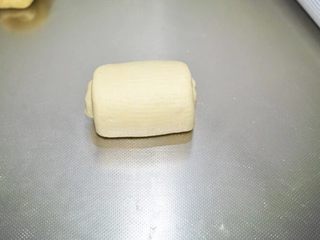 9、吐司面包,自上而卷起，收口捏紧放于下部