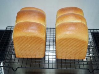 12、吐司面包,放入预热好180度的烤箱中下层，烤40分钟，烤好立即脱模，晾凉后切片保存，