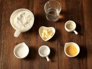 1、甜甜圈,准备好所需材料