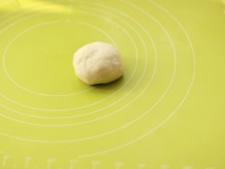 11、甜甜圈,取一块松弛好的面团