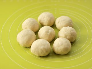 10、甜甜圈,依次滚圆，盖保鲜膜松弛20分钟
