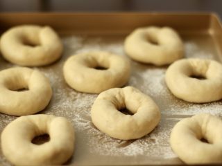 22、甜甜圈,码放在烤盘上，盖湿布发酵，温度无需太高，约30度即可