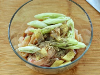 5、香酥炸鸡柳,加入生抽、料酒、盐、鸡精和黑胡椒粉