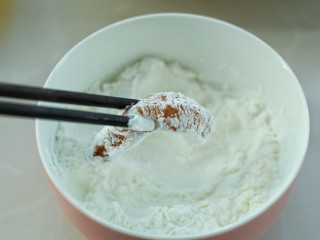 8、香酥炸鸡柳,先把鸡肉条放到淀粉中裹上一层薄淀粉