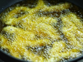 12、香酥炸鸡柳,锅中放适量油烧至八成热,放入鸡柳中小火炸至