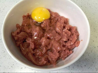 2、牛肉小汉堡,加入鸡蛋液，可以根据需要适当加少许生抽和盐调味。搅拌均匀。