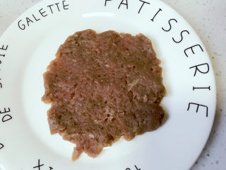 6、牛肉小汉堡,取一杯牛肉泥回温解冻。注意只能用室温或者放入冰箱冷藏柜一夜，自然解冻。