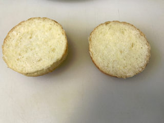 14、牛肉小汉堡,生菜洗净，晾除水份，汉堡侧面切开。