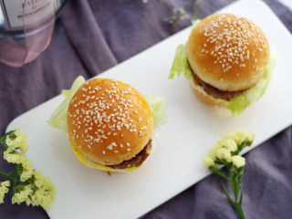 16、牛肉小汉堡,牛肉汉堡就做好啦！