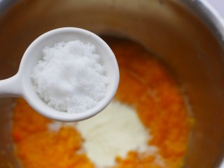 4、莲蓉馅南瓜椰蓉饼,白糖。