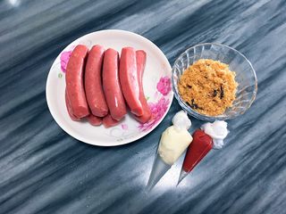 1、肉松热狗面包,准备表面食材