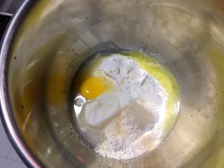 2、肉松热狗面包,面团材料除黄油外混合