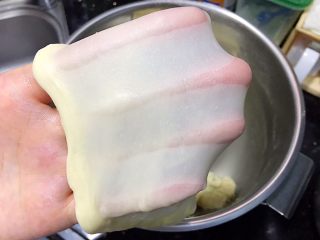 3、肉松热狗面包,后油法揉出手膜。