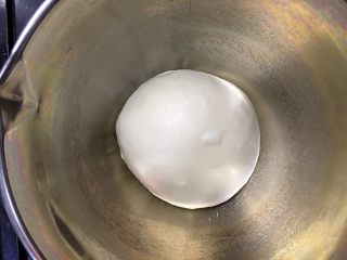 4、肉松热狗面包,滚圆，盖上保鲜膜放到25-28度环境中一发
