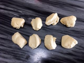 6、肉松热狗面包,面团取出，分成8份
