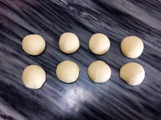 7、肉松热狗面包,滚圆，盖保鲜膜松弛15分钟