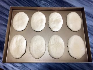 9、肉松热狗面包,码入烤盘中，放入湿温处发酵