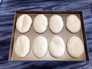 10、肉松热狗面包,面团发到一倍大时取出