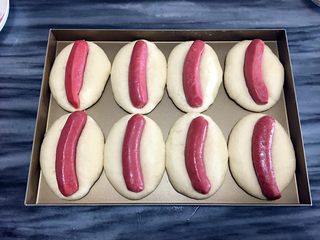 11、肉松热狗面包,取一条热狗肠放到面团中间按到底