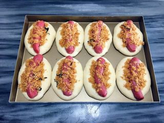 12、肉松热狗面包,撒上海苔芝麻肉松