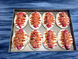 13、肉松热狗面包,挤上番茄酱