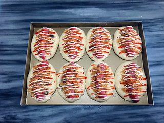 14、肉松热狗面包,再挤上沙拉酱