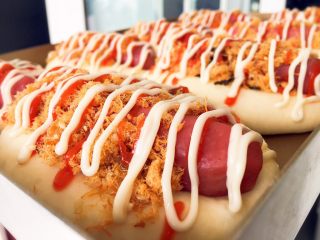 15、肉松热狗面包,放入预热好的烤箱中，180度烤20分钟