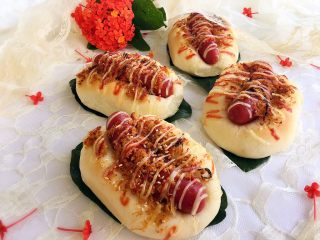 16、肉松热狗面包,出炉咯！热吃冷吃都不错呢，哇卡卡……