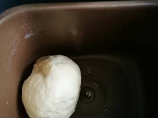 3、小鲜肉#中秋食饼记#,一般性一刻钟或二十分钟后成光滑面团即可。(没有面包机的只能手工和面了)