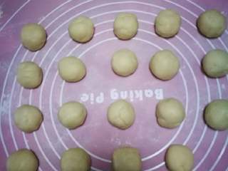 4、小鲜肉#中秋食饼记#,把和好的面团等分成18到19个小圆子。