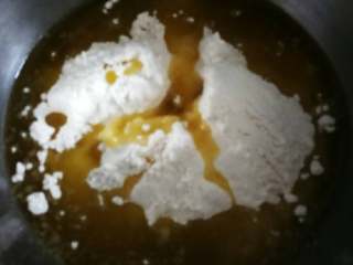 6、小鲜肉#中秋食饼记#,做酥皮,把面粉160克和橄榄油100克混合揉匀成油酥(我是根据百度配方,做下来感觉油酥没用完有点多,可能天热,油酥不太好弄,比较难放多,个人觉得可以减少用料)