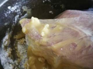 7、小鲜肉#中秋食饼记#,拌油酥最好戴个一次性手套,太粘了。