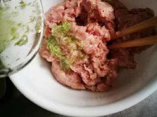 11、小鲜肉#中秋食饼记#,加到肉糜里拌匀。