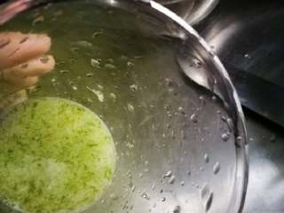 10、小鲜肉#中秋食饼记#,葱姜加适量水,用搅拌棒打成葱姜汁。