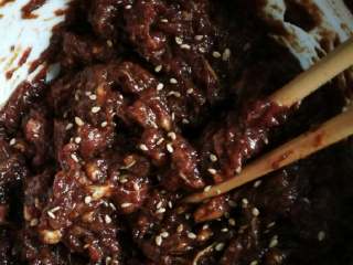 14、小鲜肉#中秋食饼记#,加葱花,然后朝一个方向搅拌上筋,这个很重要,关系到口感。(百度帖子有加榨菜丁,我不爱那个,大家可根据自己的口味酌情添加)