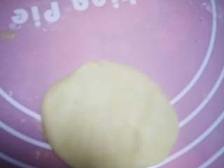 16、小鲜肉#中秋食饼记#,取一个水油皮小团子按扁。