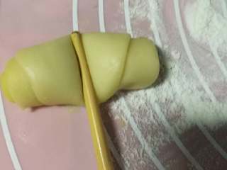 22、小鲜肉#中秋食饼记#,开始包了,先取一个,用筷子在中间压一下。