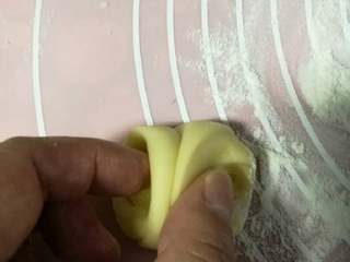 23、小鲜肉#中秋食饼记#,然后用手两头捏起来向中间收。