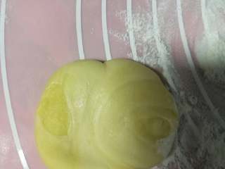 24、小鲜肉#中秋食饼记#,然后把它压扁,擀成薄皮。