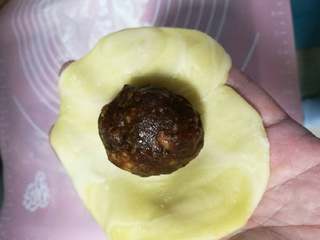 25、小鲜肉#中秋食饼记#,包上肉馅。(肉馅在整形后也放进冷冻小冻一下,很容易包,注意不能全部冻住,)