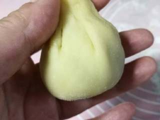 26、小鲜肉#中秋食饼记#,包时尽量收紧,去除多余的顶部皮子。(去除多余的顶部还是要留有余地,我有好几个追求完美,结果烘时破皮汤汁流出来就变丑了????)