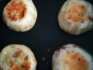 30、小鲜肉#中秋食饼记#,等到两面焦黄,表皮变白,外面酥皮有点开裂,那么就大功告成了。