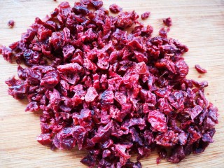 2、情人节之蔓越莓饼干,将蔓越莓干切碎