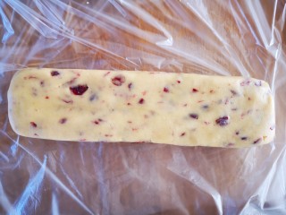 7、情人节之蔓越莓饼干,将面团搓成四方形长条状，然后用保鲜膜包裹起来并放入冰箱冷冻1小时左右