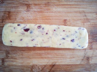 8、情人节之蔓越莓饼干,取出放在案板上