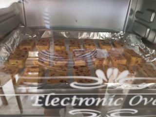 11、情人节之蔓越莓饼干,将烤盘放入已预热好的烤箱，上下火165度烤20分钟