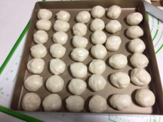 11、豆沙蛋黄酥,醒发的油皮也分成小份，单个20克左右。